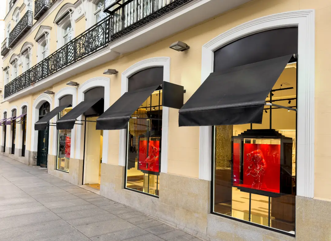 Façade vitrine de magasin en aluminium sur mesure à Fontenay-le-Comte